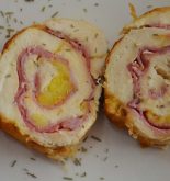 Delicioso rollo de pollo relleno de queso y jamón