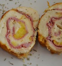 Delicioso rollo de pollo relleno de queso y jamón