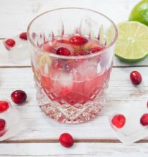 Modo de elaboración de un Cranberry Caipirinha