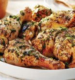 Este pollo a las hierbas es una excelente opción para cenar