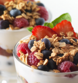 Deliciosa granola con yogurt y frutos rojos