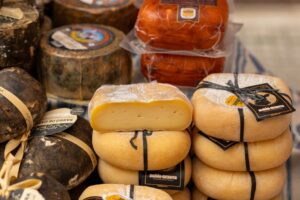 Puesto de mercado con quesos y producto fresco